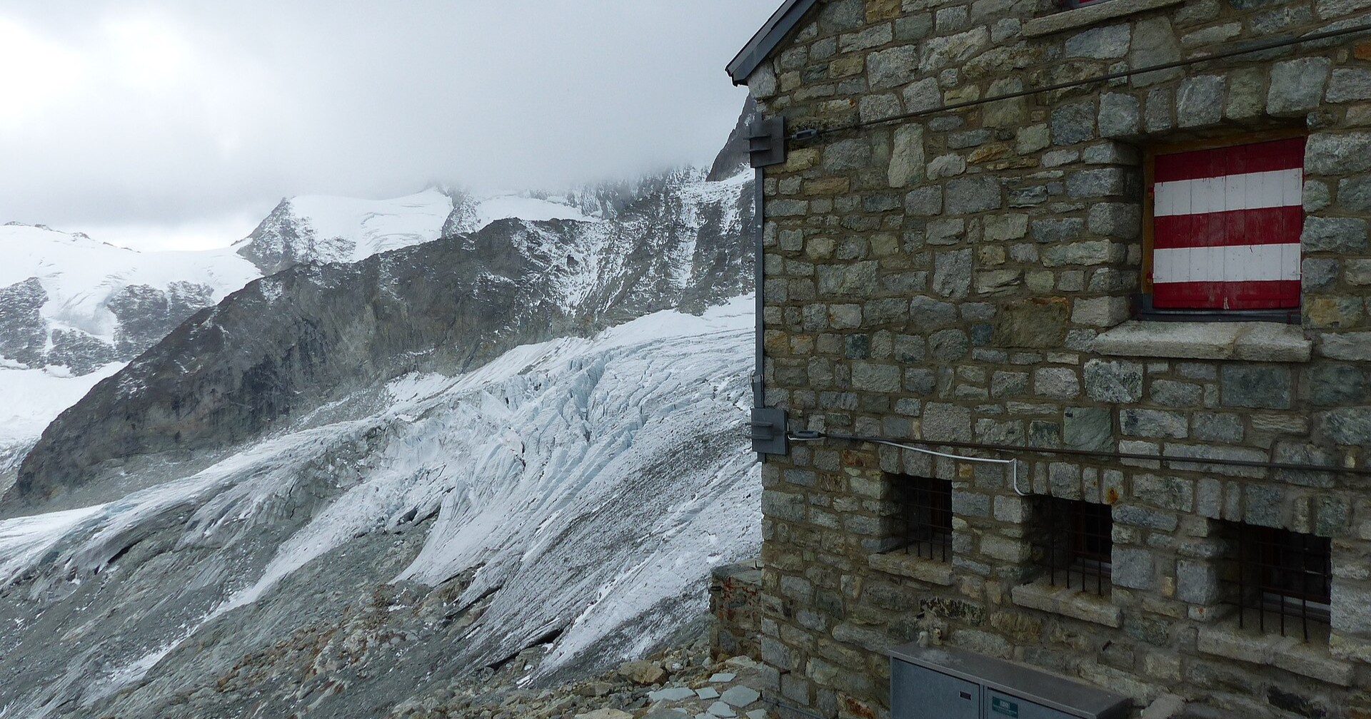Rothornhütte SAC ob Zermatt mit Triftgletscher