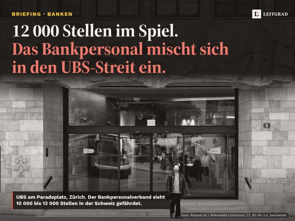 Eingang der UBS am Paradeplatz in Zürich, schwarzweiss bearbeitet. Titel: 12 000 Stellen im Spiel.